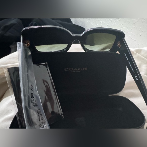 Coach sunglassessses NWT! Case , papers and cleaning clothes included - Picture 12 of 13